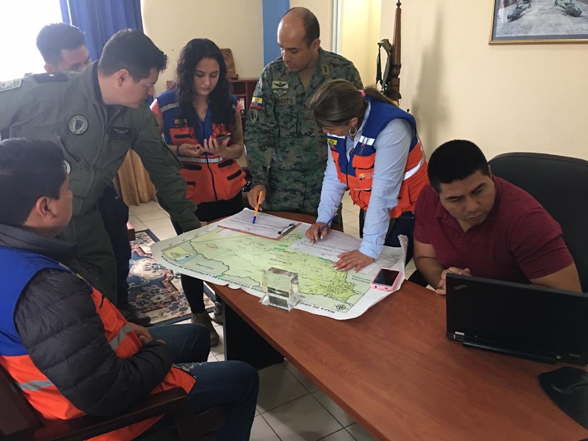 EjercitoECU's tweet photo. #LaShell el Grupo de Aviación del Ejército Pastaza realiza operaciones militares en coordinación con @Riesgos_Ec y @GoberPastaza transportando kits de ayuda humanitaria para las comunidades de la región amazónica que han sufrido inundaciones #ComprometidosConLaPatria https://t.co/WXBjrMqlux
