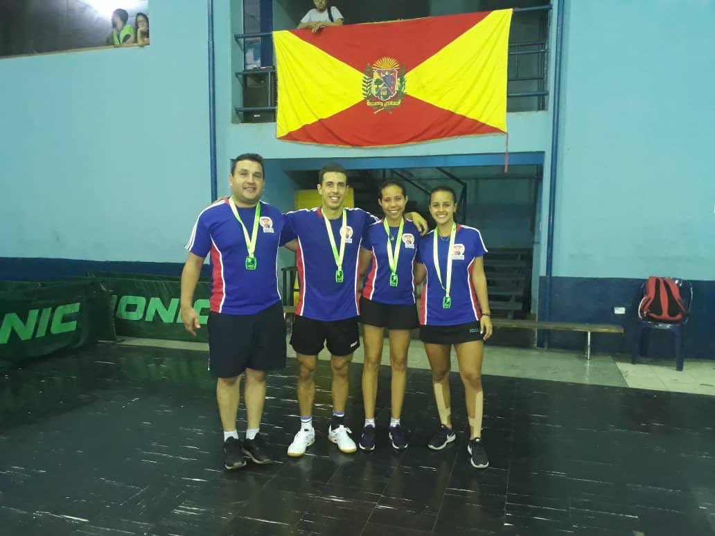 Mary_RomeroP's tweet photo. Estamos orgullosos de nuestra selección ARAGUEÑA que se tituló en campeón todo evento en el nacional de tenis de mesa 🏓 adulto! Así como los medallistas de plata en doble masculino y femenino. Seguiremos avanzando ! https://t.co/bU4g8W2XS8