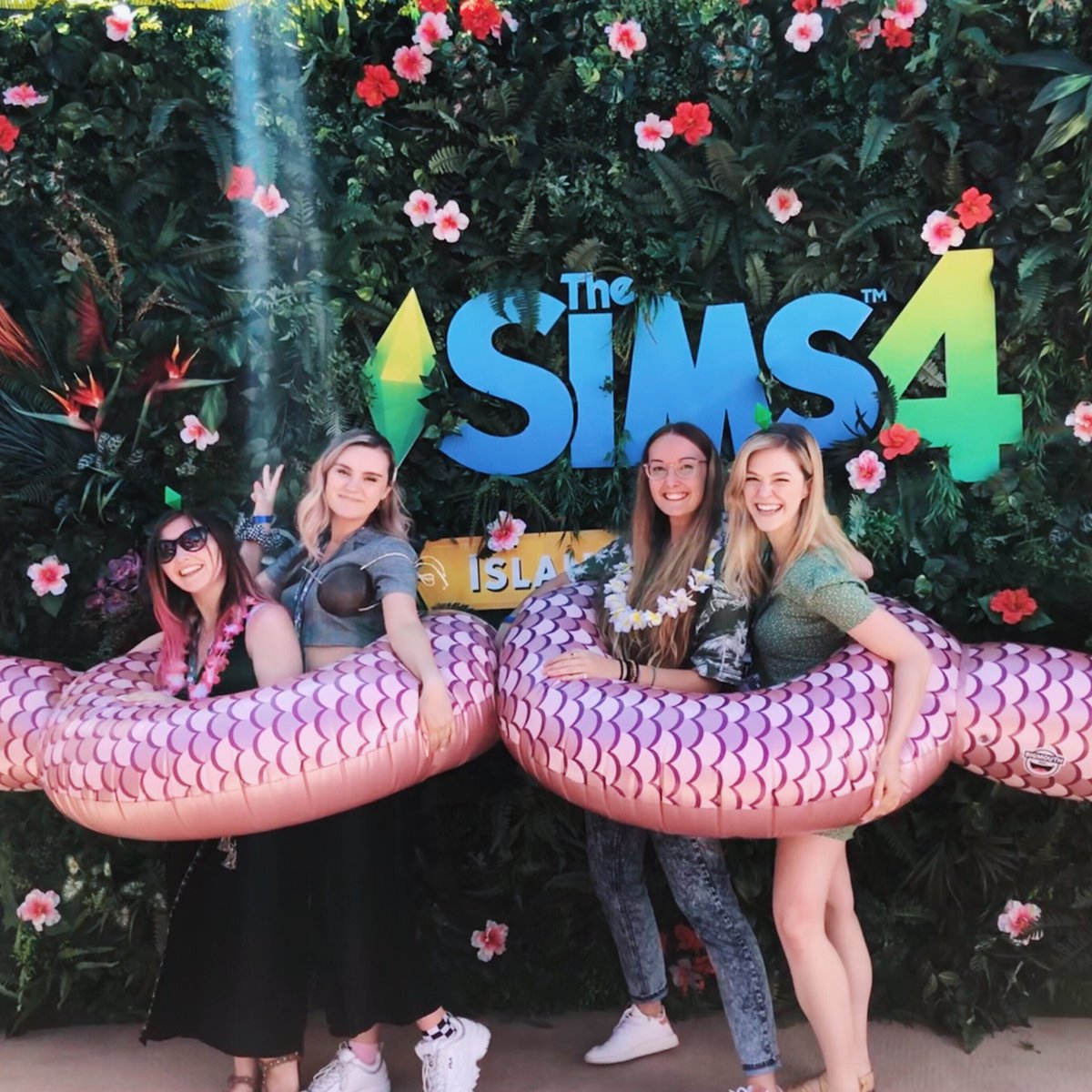 vixella's tweet photo. ea play 💗 @TheSims 🌸 lovely ladies https://t.co/ruK71P4pTj