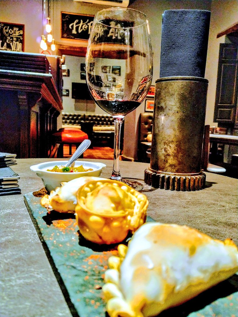 SommelierMza's tweet photo. Una pasada por @badbrotherswe en busca de #copas y #empanadas, parada obligatoria si estás en #Cafayate 🍷🥂 @agustin_lanus
#SommReview #CulturaSommelier https://t.co/VfpxiTZ5QF