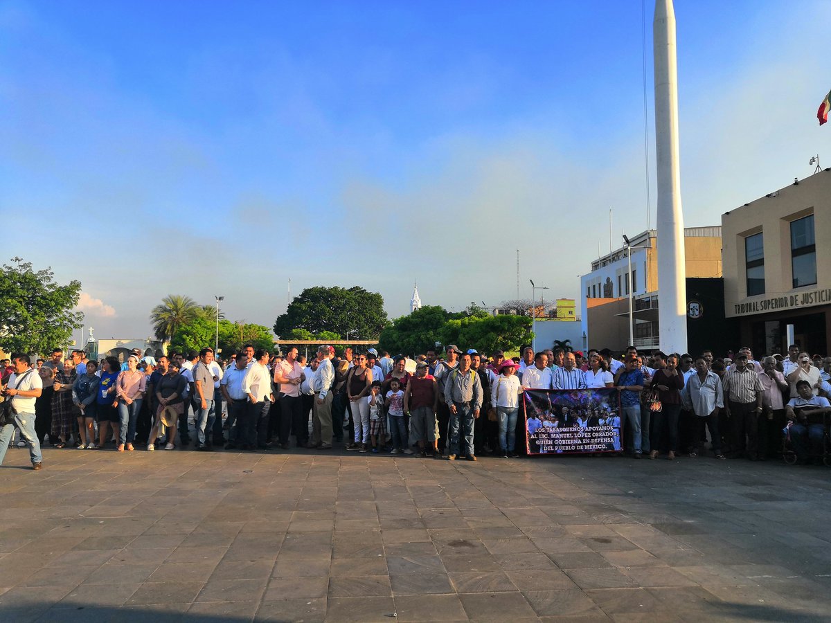 Ya estamos en Plaza de Armas para escuchar en breve el mensaje del Presidente, <a href="/lopezobrador_/">Andrés Manuel</a>, en el 'Acto de Unidad por la Dignidad de México' #AmloElPuebloTeApoya <a href="/yeidckol/">Yeidckol Polevnsky</a>