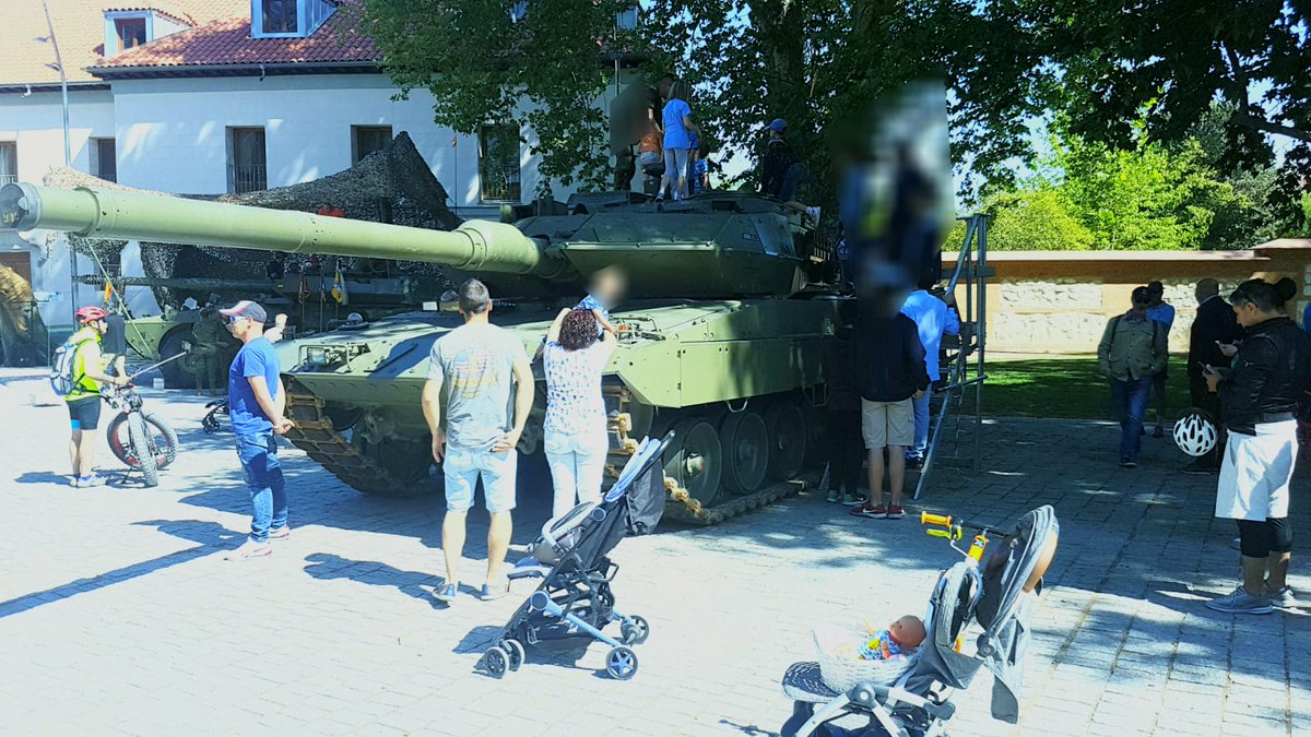 FUTER_ET's tweet photo. #Felizfinde
La Brigada #GuadarramaXII expone algunos de sus medios #DIFAS19.
Una buena oportunidad para pasear por #Madrid Río y conocer tu @EjércitoTierra 🇪🇸
#SomostuEjército
@Defensagob https://t.co/abLmww8rtY