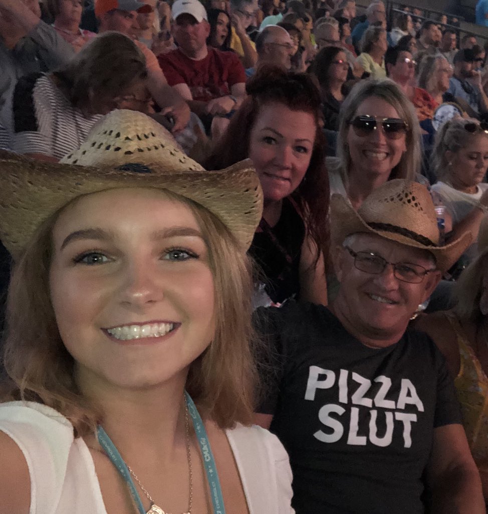 sjonas1225's tweet image. why can’t everyday be just this good 🎶.... #cmafest 🍻👢
#shewantstoadoptmiranda 🐾 
missin’ y’all @joecarterNC @Mattt_carter00 #luvyall 💙🖤