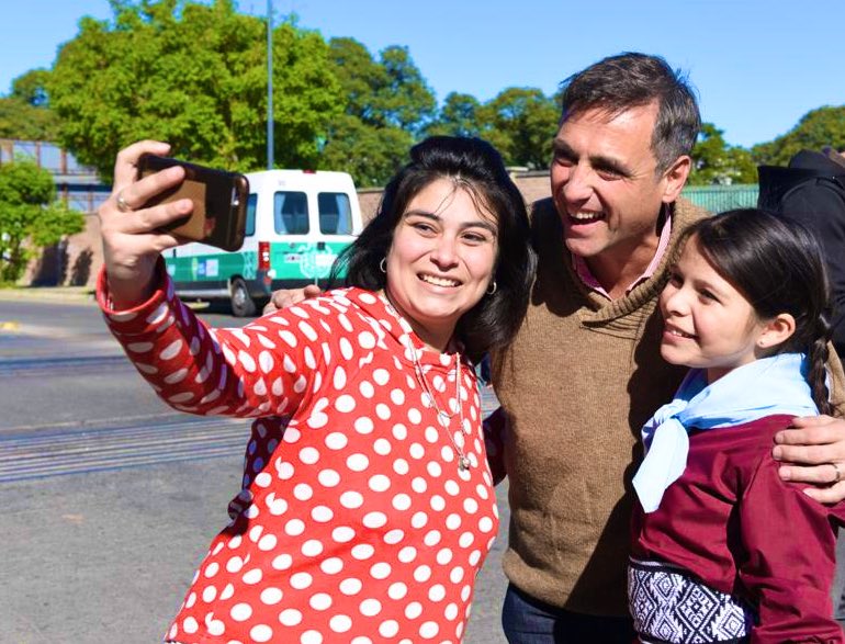 ramonjmestre's tweet photo. Es muy lindo que las vecinas y vecinos participen, que se involucren y que hagamos fuerzas juntos. Esto es lo que queda siempre y mucho mejor cuando lo compartimos. 
¡Gracias a ustedes #TuBarrioEnEscena llegó a las 75 ediciones! https://t.co/wRjOj6iCVl