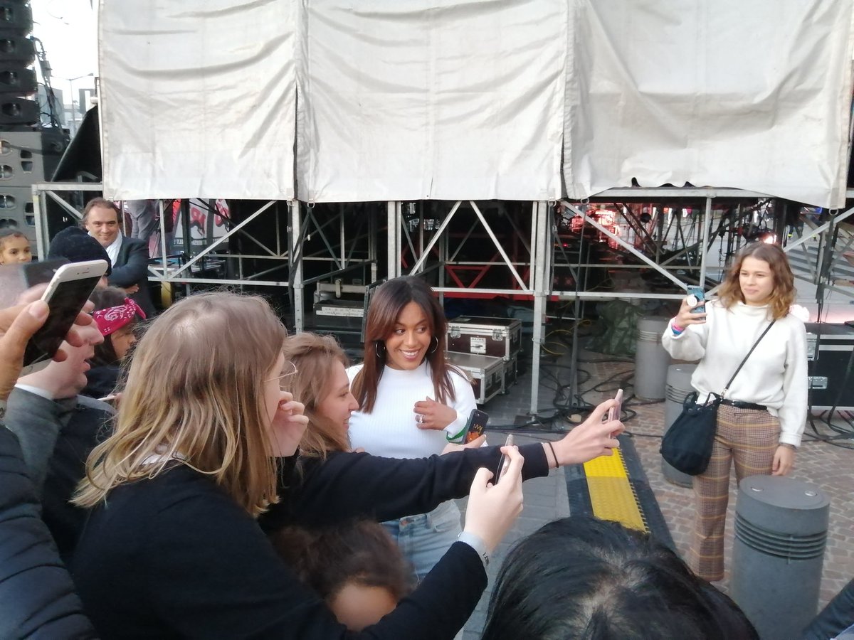 GDael's tweet image. Après chaque sortie de scène, on se bouscule pour avoir son selfie avec les artistes.
#nrjmusictour #roubaix