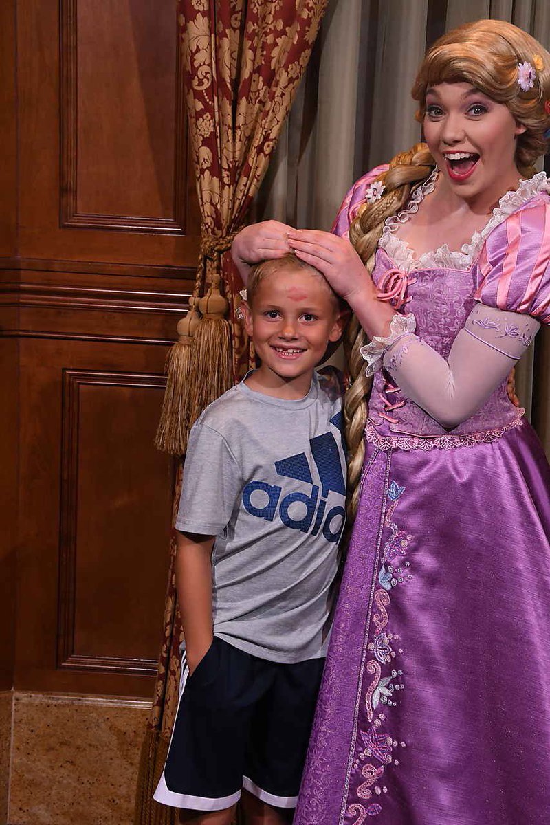 jualnick's tweet photo. Best Rapunzel greet ever- and we come a lot! Check out these smiles!  #CastCompliment https://t.co/4xUMG789JA
