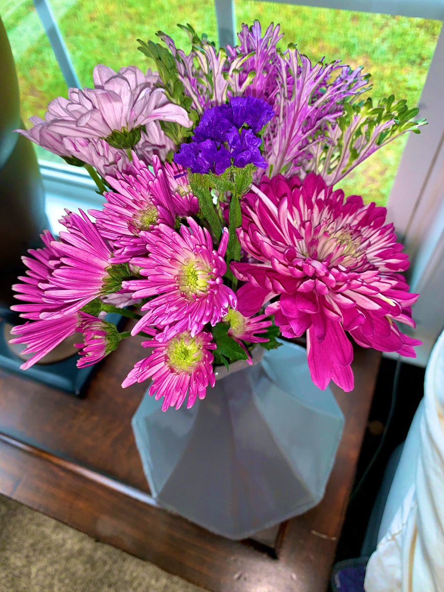 LTtwits's tweet photo. Made some floral arrangements for the Open House this Sunday from 1-4 at my home. 🌸🏠#Chattanooga #Waterhaven @markhite #ComeBuyMyHome https://t.co/v8dFI6V7b3