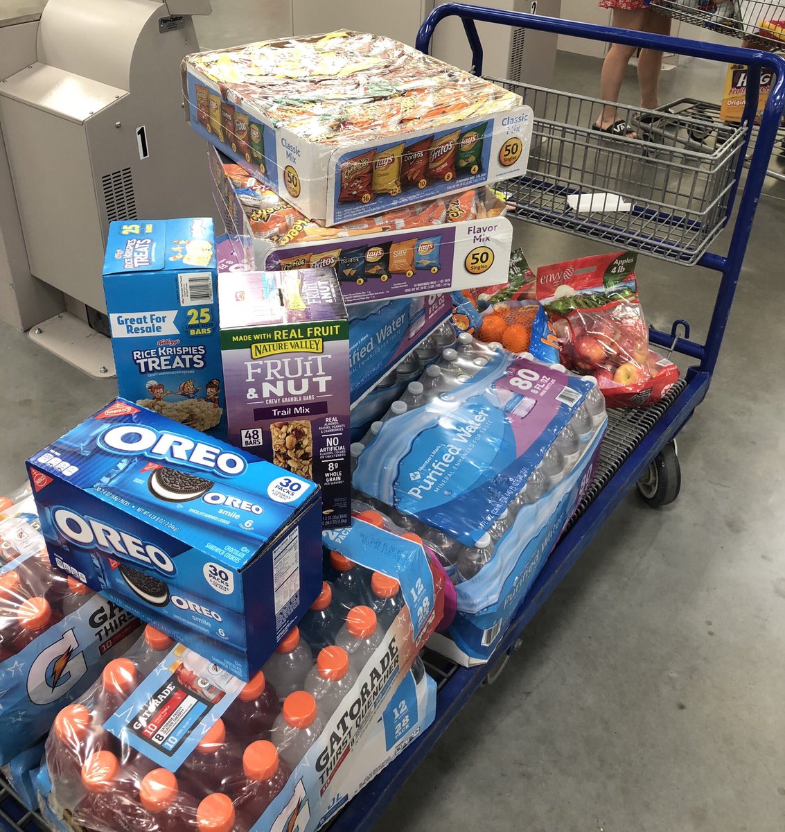 CTC_TX's tweet photo. Dropped off supplies for the search crews at the #texascitydike looking for #Kemah police chief #ChrisReed. We are praying for his safe return and for peace for his family. #ChefsTableCharities https://t.co/mKxjnJzPuB