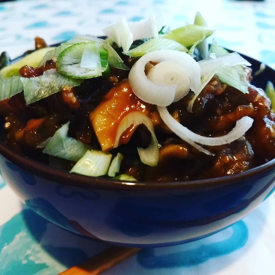 VickCrowe's tweet photo. Sticky shiitake mushrooms by @BOSHTV As usual, #didntfollowtherecipeasusual as added sliced green beans, but it worked for me 🤷🏼‍♀️🍄🌿🌱 #plantbased #nodairy #dairyfree #nomnomnom #whatveganseat #veganfood #plantbasedfood #vegansdontstarve #vegansdonteatgrass https://t.co/OxtqAC44jm