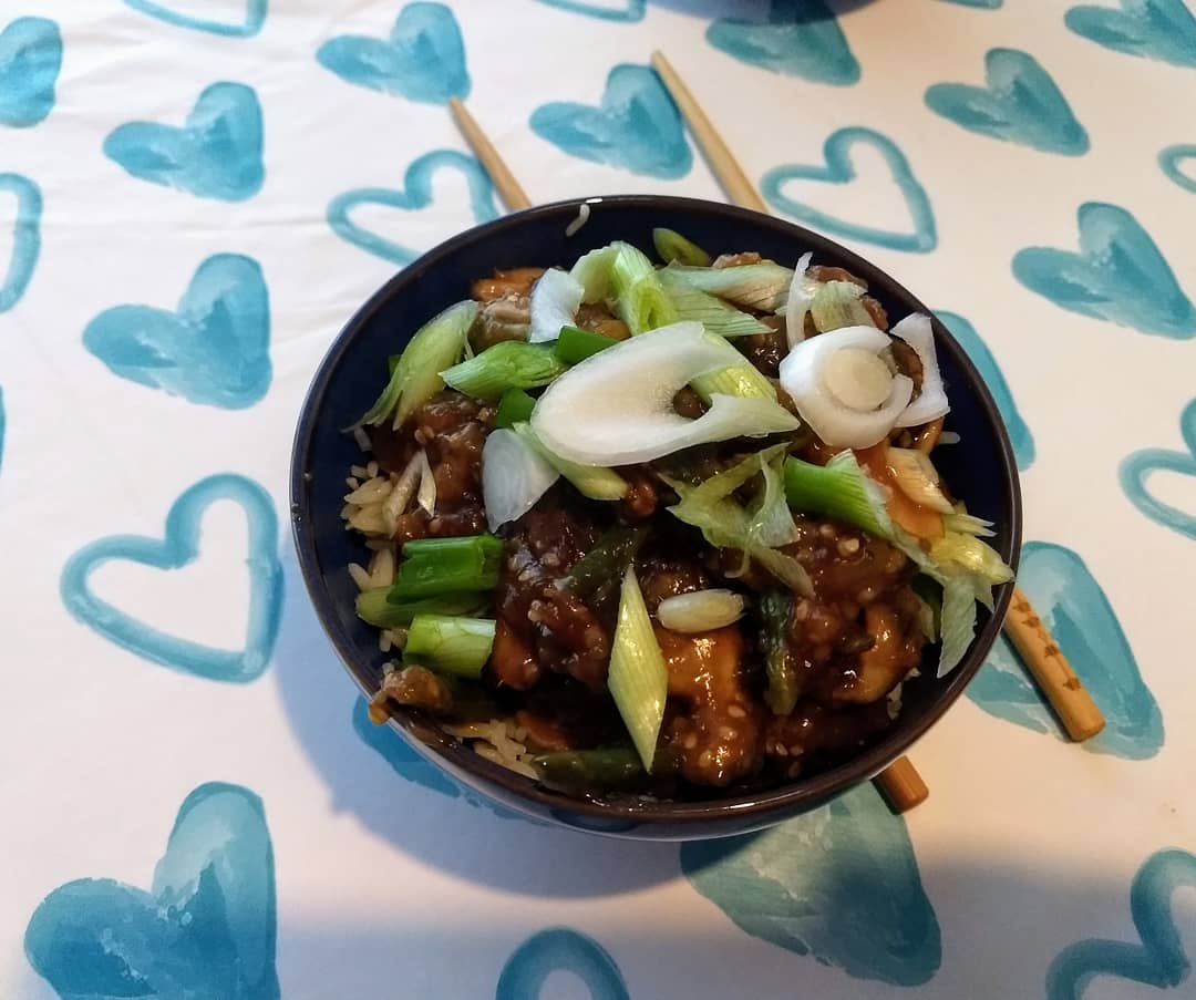 VickCrowe's tweet photo. Sticky shiitake mushrooms by @BOSHTV As usual, #didntfollowtherecipeasusual as added sliced green beans, but it worked for me 🤷🏼‍♀️🍄🌿🌱 #plantbased #nodairy #dairyfree #nomnomnom #whatveganseat #veganfood #plantbasedfood #vegansdontstarve #vegansdonteatgrass https://t.co/OxtqAC44jm