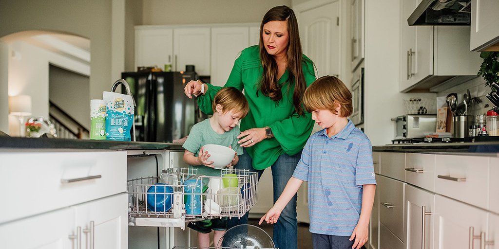 LemiShine's tweet photo. No one wants to work on the weekend! Put those dishes down and use Lemi Shine Dishwashing Detergent. It gets rid of stuck-on food so you don't have to! Find yours today: https://t.co/yR7un9B9Et
#PowerfulFormulas #SaferProducts #CitricExtracts #LemiShine #MotherhoodSimplified https://t.co/oOEneCaTcu