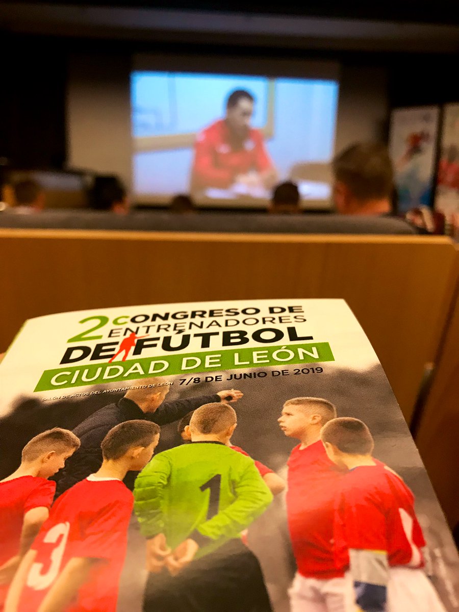 itzi_am's tweet photo. Continuamos formándonos, escuchando y aprendiendo de grandes profesiones! 📚⚽️ #CEFLeon https://t.co/ErOSyrd7Bs