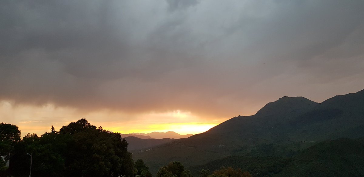 CatMo0105's tweet photo. Le ciel flamboie au-dessus des montagnes 🌄
#Corse
#Alando https://t.co/5pV8VxrFeM