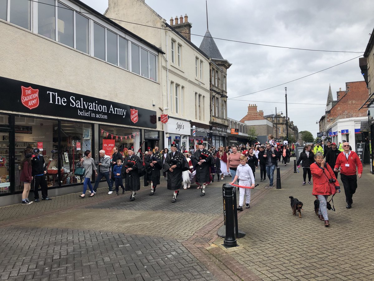 PSOSLevenmouth's tweet photo. Nay rain on oor parade!
Always a pleasure to support the #LevenRoseQueen
Fortunately the weather just aboot held up.
#Parade
#AwfyGaid
#CommunityEngagement
#HappyPopo https://t.co/fW9EzvZY8Q