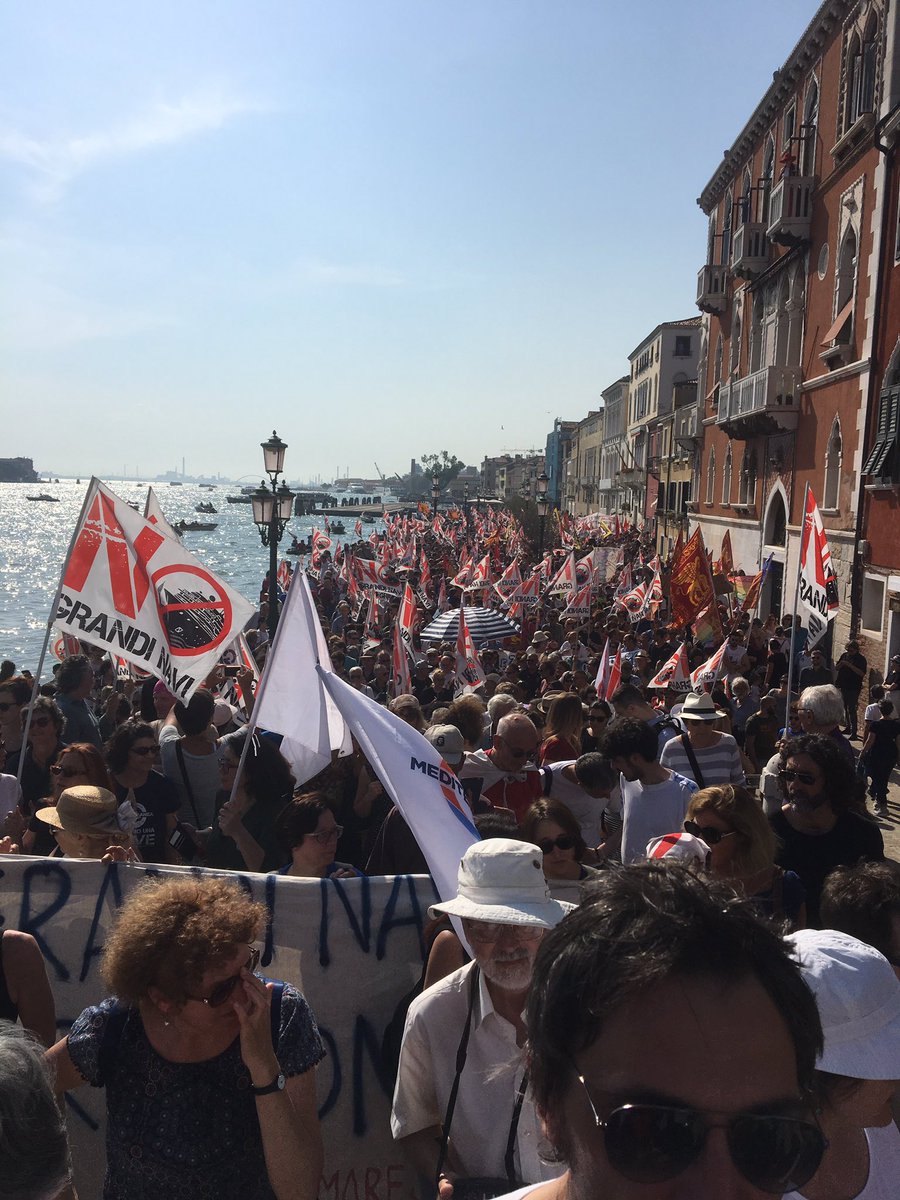 Bookliners's tweet photo. Grazie a tutti per la partecipazione!! #nograndinavi https://t.co/SrV0VLsmTb