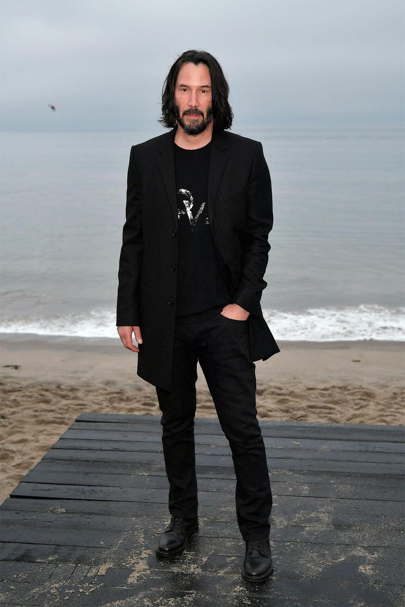 vogue_italia's tweet photo. Keanu Reeves in Saint Laurent a Malibu. Niente male 👉 https://t.co/gxdhmmcGt9 https://t.co/EAXrU357q7