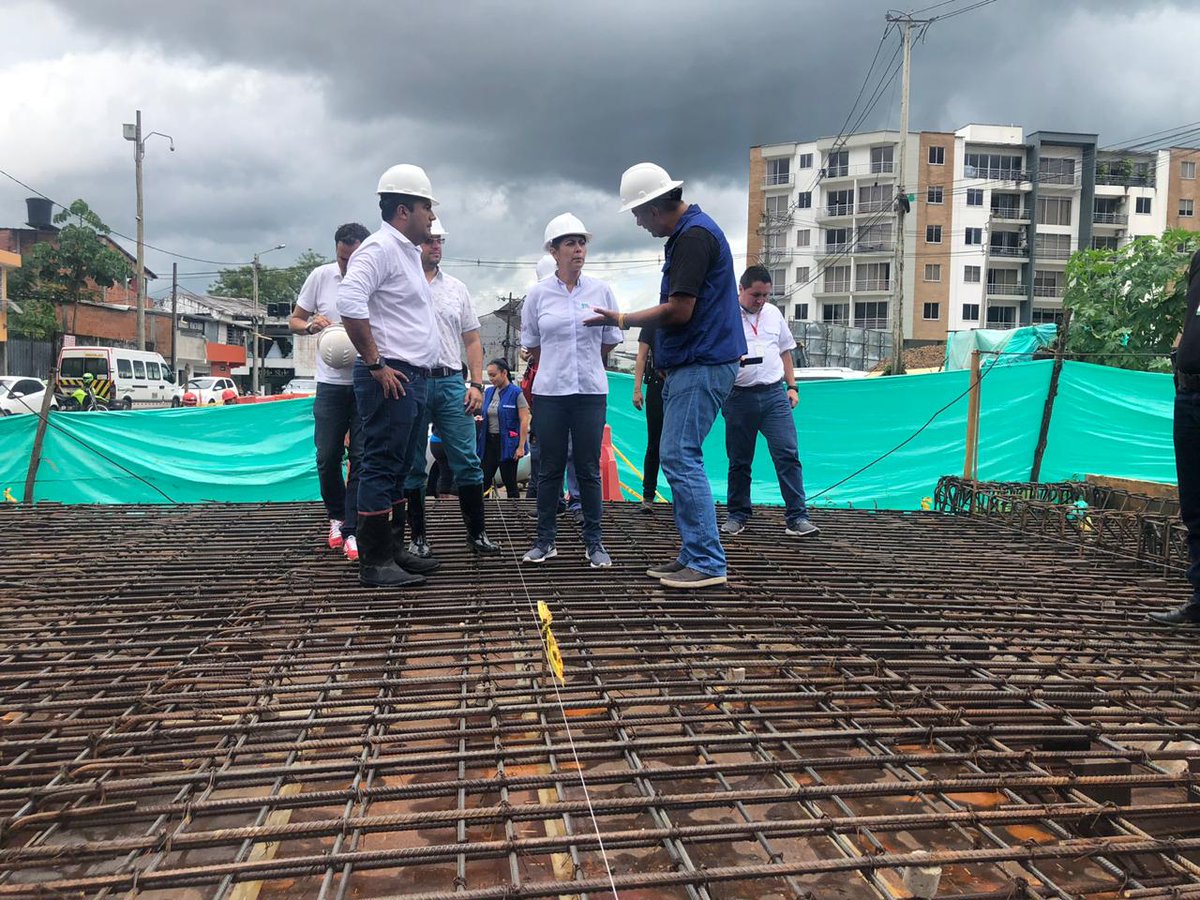 GobMeta's tweet photo. La gobernadora @marcela_amayag visitó el puente Servimédicos, donde supervisó los trabajos de esta importante infraestructura que mejorará la movilidad en Villavicencio. @AIM_META #TrabajandoSinParar https://t.co/juyPYvDm4Y