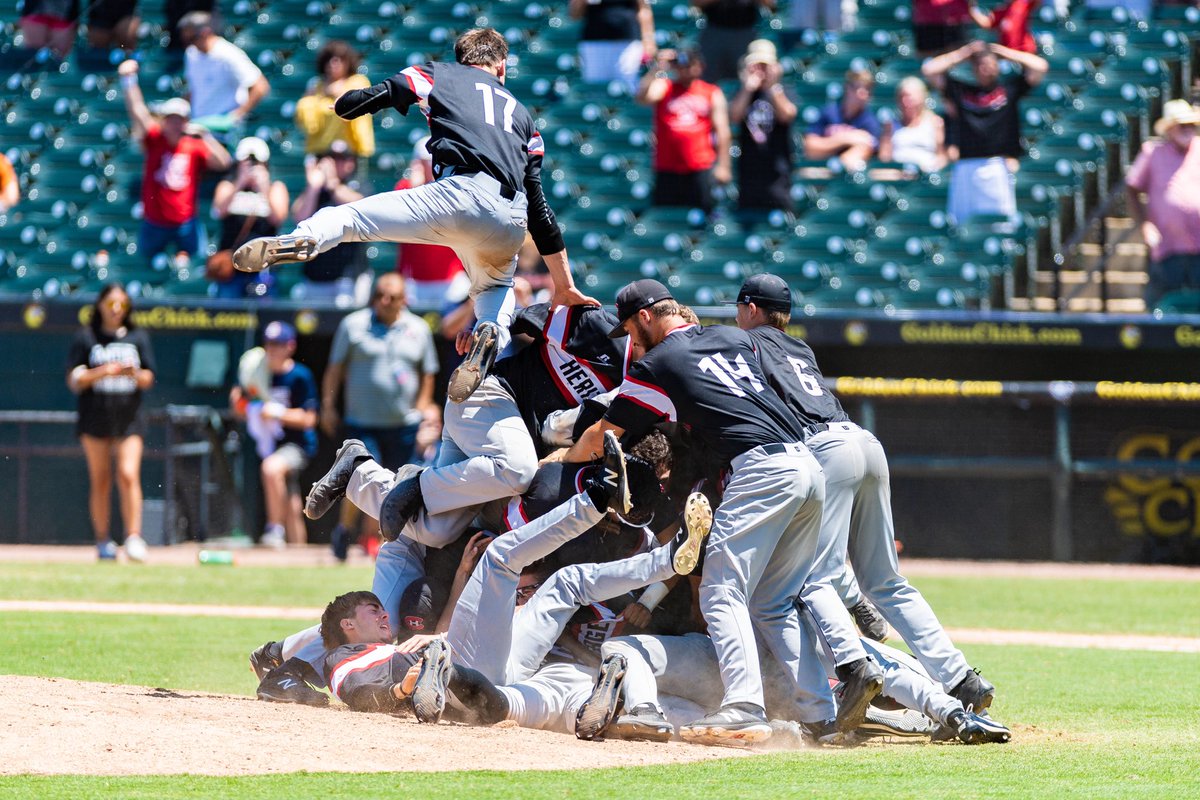 matts_photos_'s tweet photo. The new 5A State Champs.. @CHHS_baseballs!! 

@CHPantherPride #TXHSBASEBALL @TxHS_Baseball @5ATxHSBaseball @mgreer_5 https://t.co/KUpWKyxmzh