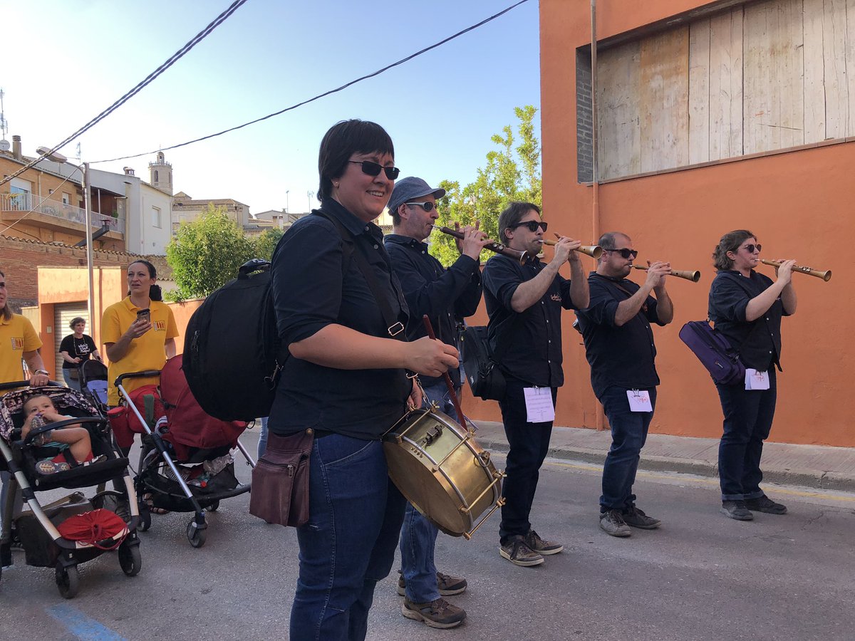Grillats_canya's tweet photo. #cercavila a #Llagostera acompanyant als #gegants de #SantHilariSacalm . Encantats d’haver compartit una estona amb vosaltres! #gralla #timbal #músicatradicional https://t.co/wiUS7wBTlk