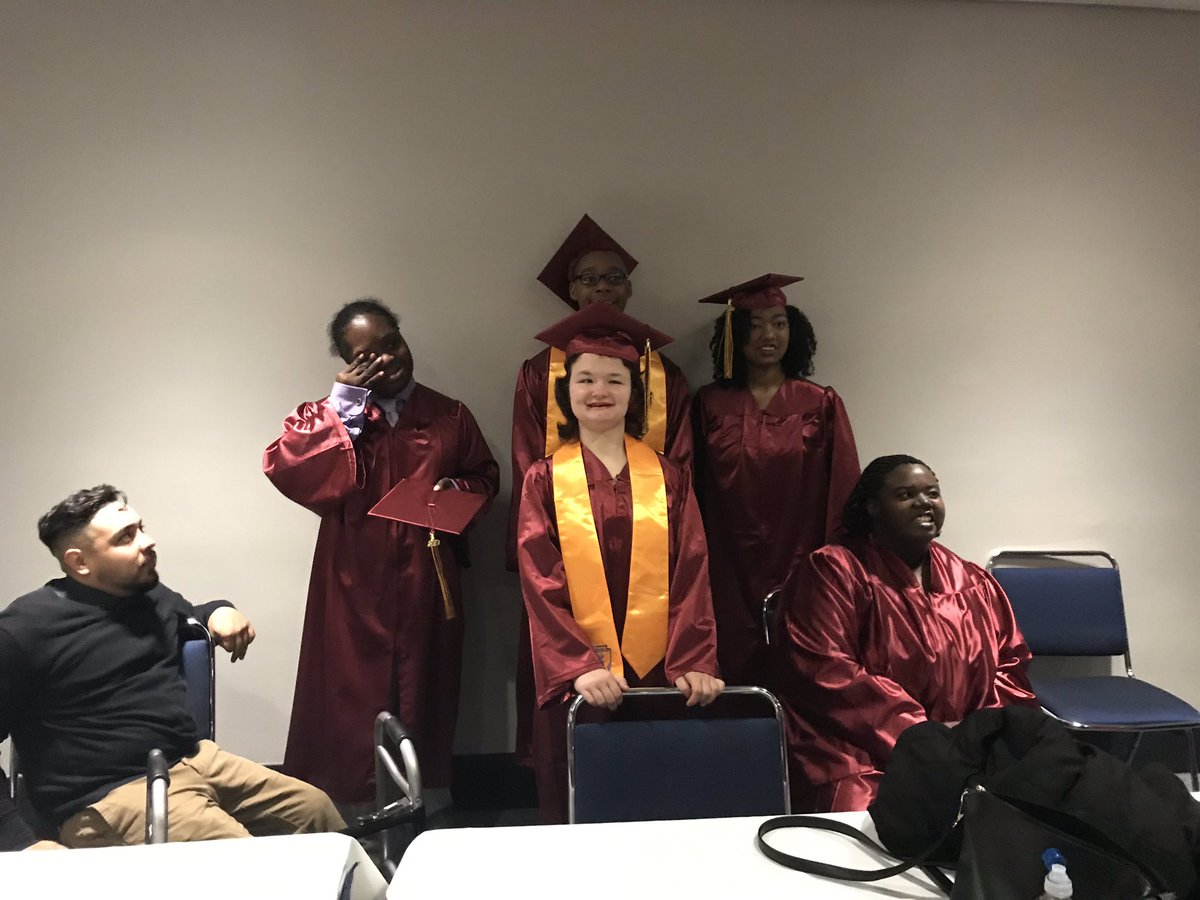 LMSAEagles's tweet photo. We love Class of 2019! #alumnipinning @LindblomAlumni https://t.co/4e57SJt5M7