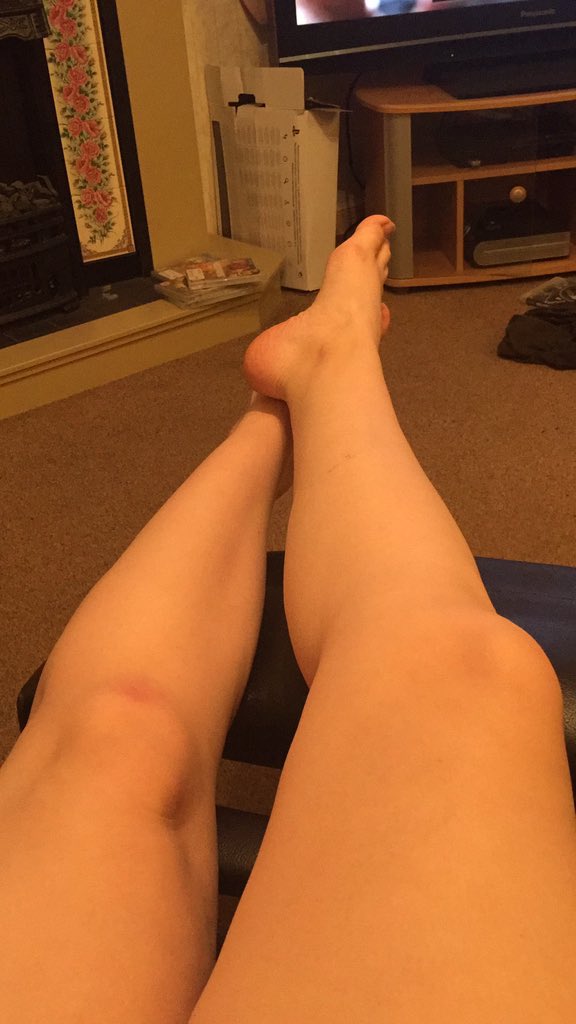 FetishQueen9's tweet photo. Someone pay my rent! #sellingnudes #buyingnudes #footfetish #feetpics #findom #pornstar #paypig https://t.co/Fm47ihb7xo
