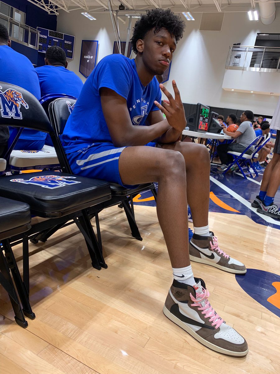 Coach Wiseman (<a href="/BigTicket_JW/">James Wiseman</a>) bringing 🔥🔥 to the sidelines today at Penny Hardaway basketball camp