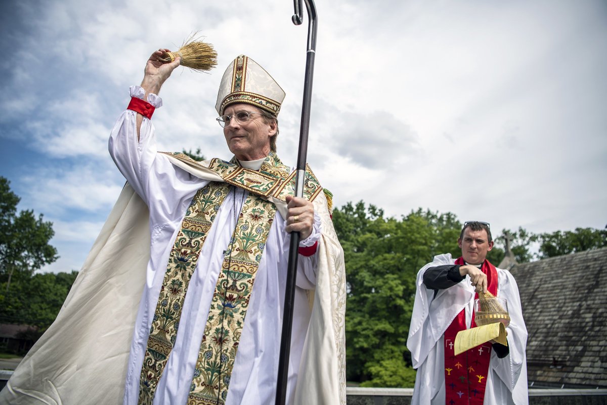 alexandrawimley's tweet photo. Bishop Dorsey McConnell &amp; Rev. Noah Evans bless solar panels on the roof of St. Paul’s Episcopal Church in Mt. Lebanon today. The church is the 1st in southwestern PA to have its own solar panels on-site &amp; can fully power the building on a sunny day. (Alexandra Wimley/@PGVisuals) https://t.co/EEbLNe3ovh