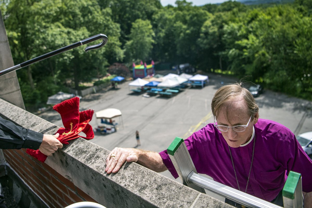 alexandrawimley's tweet photo. Bishop Dorsey McConnell &amp; Rev. Noah Evans bless solar panels on the roof of St. Paul’s Episcopal Church in Mt. Lebanon today. The church is the 1st in southwestern PA to have its own solar panels on-site &amp; can fully power the building on a sunny day. (Alexandra Wimley/@PGVisuals) https://t.co/EEbLNe3ovh