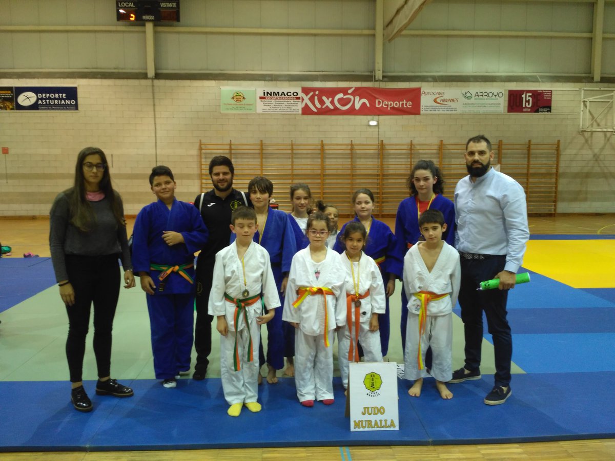 JudoMuralla's tweet photo. En el día de hoy nos desplazamos con una veintena de judokas y sus familias al XIV Torneo de Judo Infantil Asalia-Beya de Gijón. Nuestros chicos/as consiguieron 11 medallas.
Muchas gracias a @AsaliaBeya por la invitación a su torneo #ADJudoMuralla #ADJM #MareaAmarilla https://t.co/H0NM1wSVh0