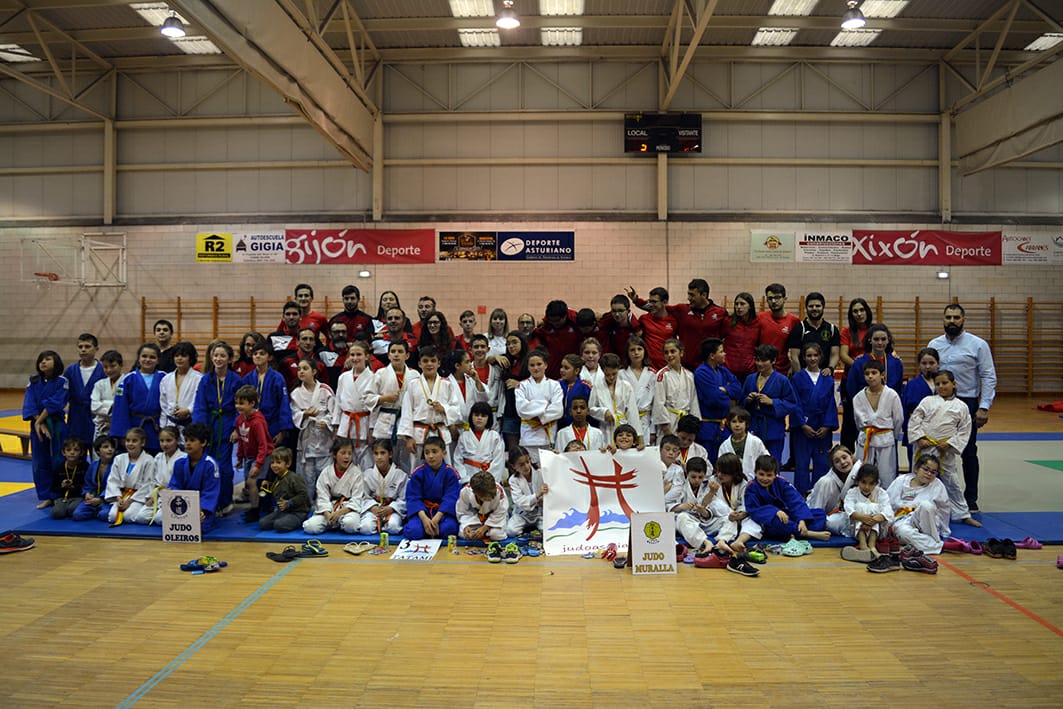 JudoMuralla's tweet photo. En el día de hoy nos desplazamos con una veintena de judokas y sus familias al XIV Torneo de Judo Infantil Asalia-Beya de Gijón. Nuestros chicos/as consiguieron 11 medallas.
Muchas gracias a @AsaliaBeya por la invitación a su torneo #ADJudoMuralla #ADJM #MareaAmarilla https://t.co/H0NM1wSVh0