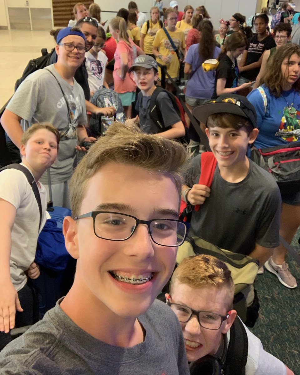 ProjectMickey's tweet photo. What? There's no FastPass for this airport check in line! https://t.co/mVbKXiDtsE