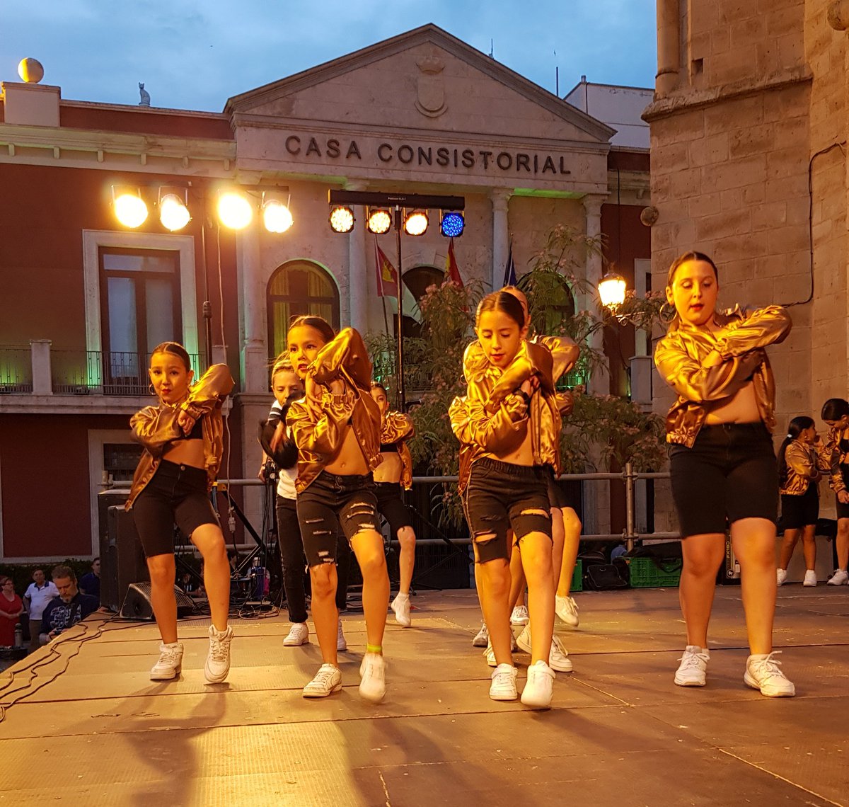 O2monkeys's tweet photo. GRACIAS #Valdepeñas!!
Hoy ha sido una noche espectacular donde nuestros O2Mokeys han podido disfrutar y compartir con todos sus últimas coreografías!!
@O2monkeys @oxigenosport @Isa_fitwoman
#dancer #Valdepeñas #O2Monkeys #dance #funky #hiphop #streetdance https://t.co/E3yIozP05R