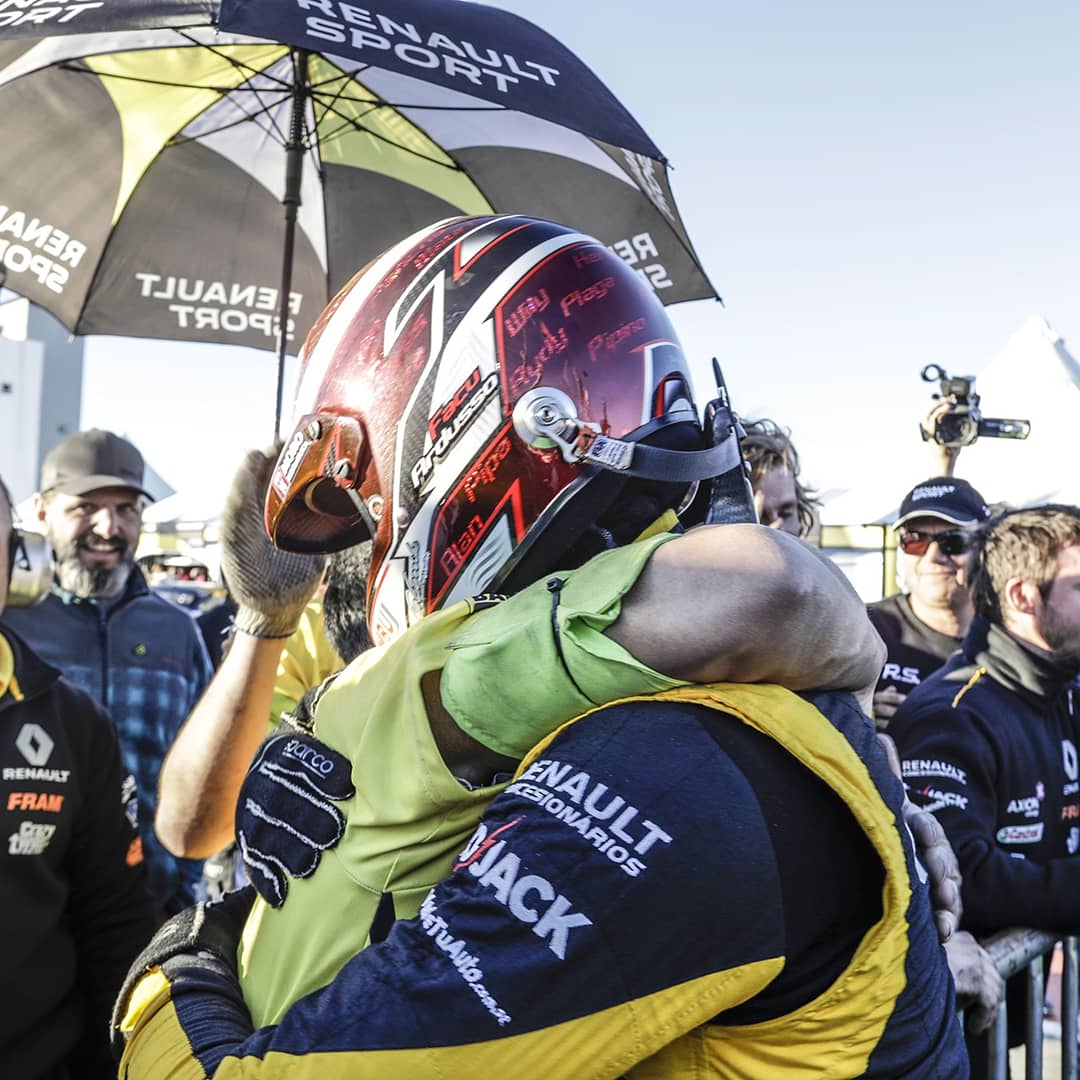 FacundoArdusso's tweet photo. Felicidad plena por esta nueva Pole! 😀👊🏻 La disfruté muchísimo por la entrega de todo mi equipo! Vamos por más mañana!!!👍🏻 https://t.co/lnNoCPpPjv