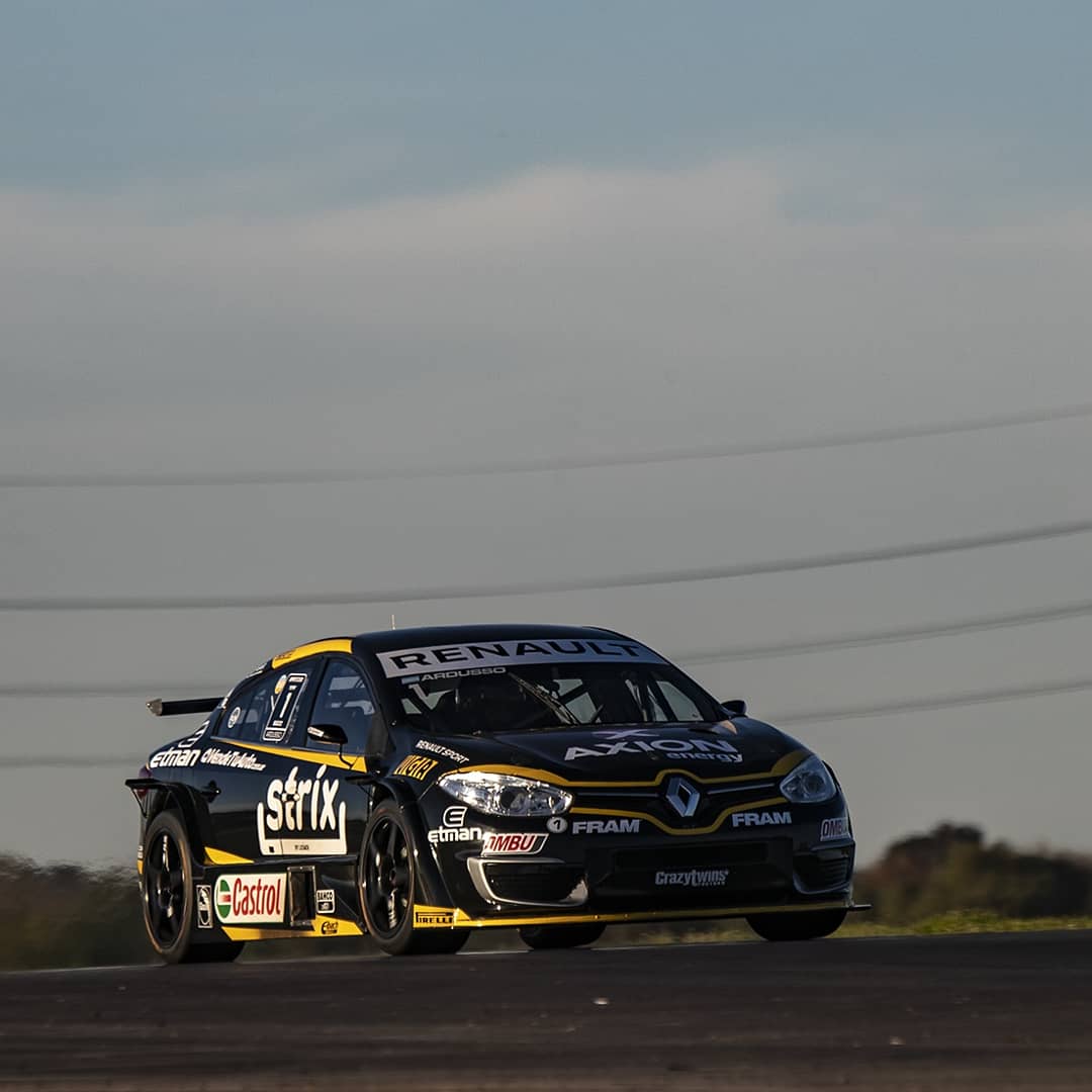 FacundoArdusso's tweet photo. Felicidad plena por esta nueva Pole! 😀👊🏻 La disfruté muchísimo por la entrega de todo mi equipo! Vamos por más mañana!!!👍🏻 https://t.co/lnNoCPpPjv
