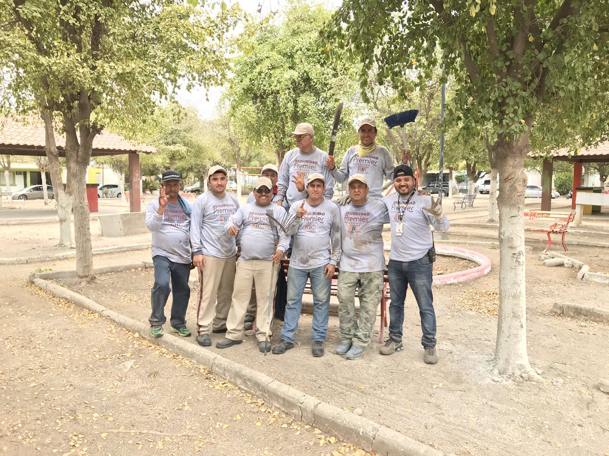 carlosivanLS's tweet photo. Colonos del Fracc. Villas del Manantial primera sección,  agradece al voluntariado de @GrupoPremier por su labor desinteresada por apoyar a los jóvenes y Niños, limpiando el parque y áreas de juegos. Muchas gracias.@candyacostas https://t.co/TCFODQB0bY