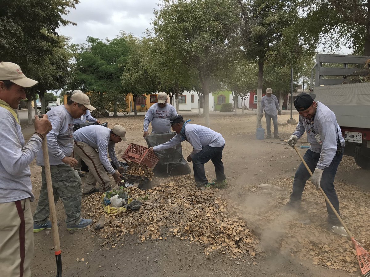 carlosivanLS's tweet photo. Colonos del Fracc. Villas del Manantial primera sección,  agradece al voluntariado de @GrupoPremier por su labor desinteresada por apoyar a los jóvenes y Niños, limpiando el parque y áreas de juegos. Muchas gracias.@candyacostas https://t.co/TCFODQB0bY
