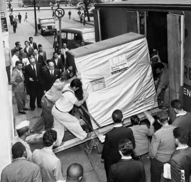 alioune_kanoute's tweet photo. Transport d’un disque de 5 Mb. 
1956. https://t.co/Do90zqPX1J