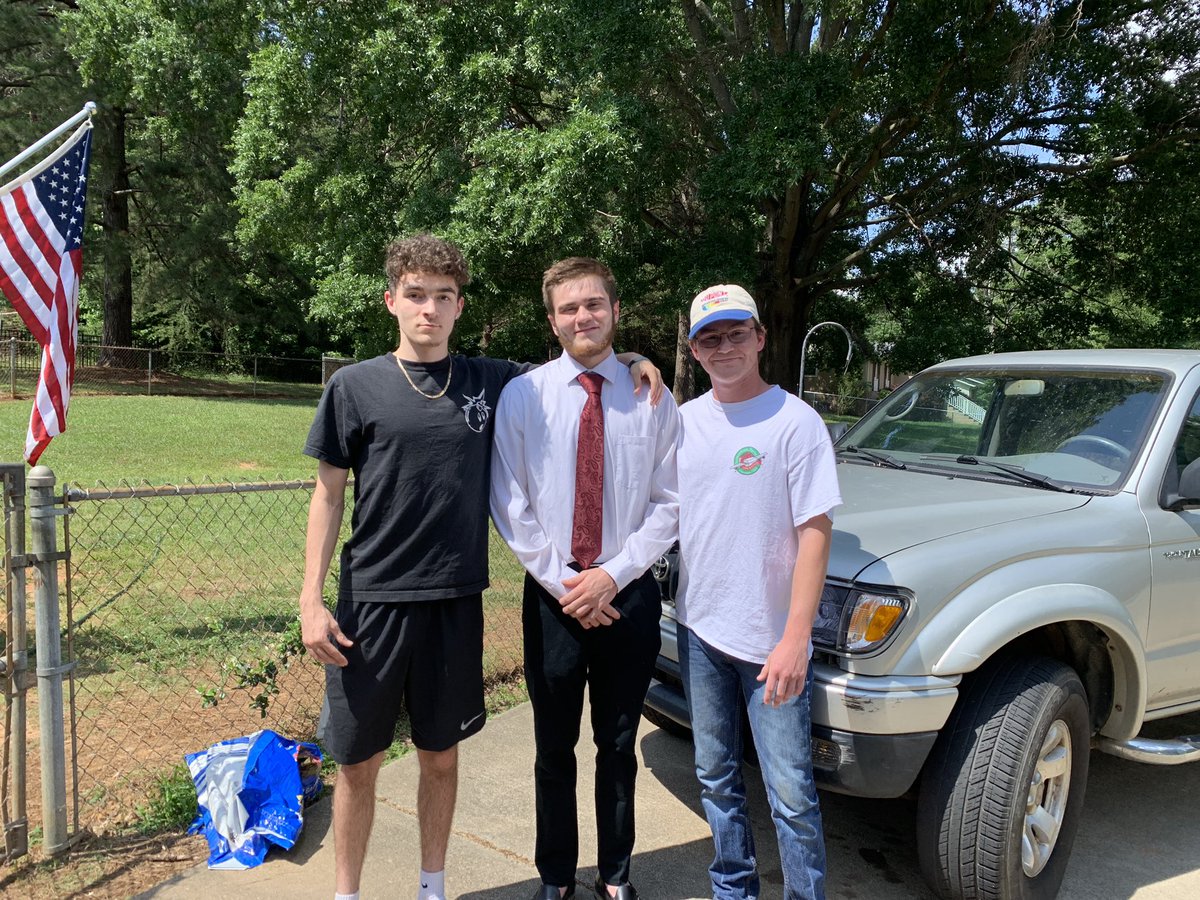 Duraseth's tweet image. it says something when you can graduate high school but have to ask your older brothee to tie your tie none the less proud of you