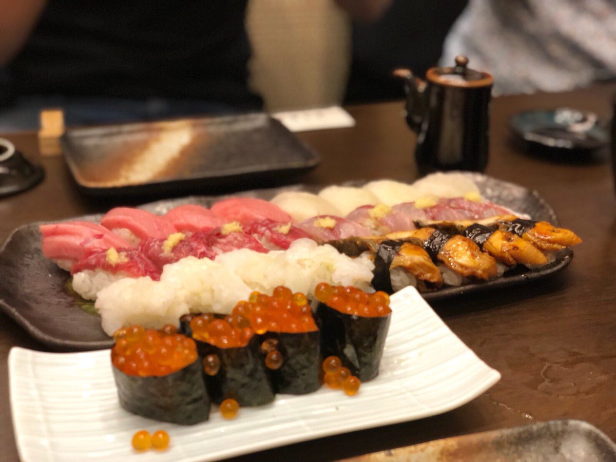 sai31sai3's tweet photo. 昨日の晩ご飯は回らない寿司‼️😆 
今回は教え子の1人が月収50万円を達成したということで、お祝いに奢って貰いました😊😋 

僕達と一緒に稼いで
美味しいご飯食べませんか？
今ならみんなが稼いだ必勝法を
無料でプレゼントしてます↓
https://t.co/MZqqRNat6o https://t.co/eVveHQ2LBJ