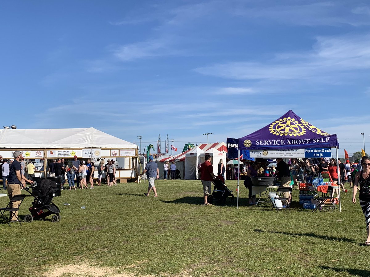 Amazing vibe &amp; good crowd at <a href="/Rotary/">Rotary International</a> <a href="/BowmnvlleRibfst/">Bowmanville Ribfest</a> in #Bowmanville - come have a good feed for a great cause! <a href="/DurhamTourism/">Durham Tourism</a>