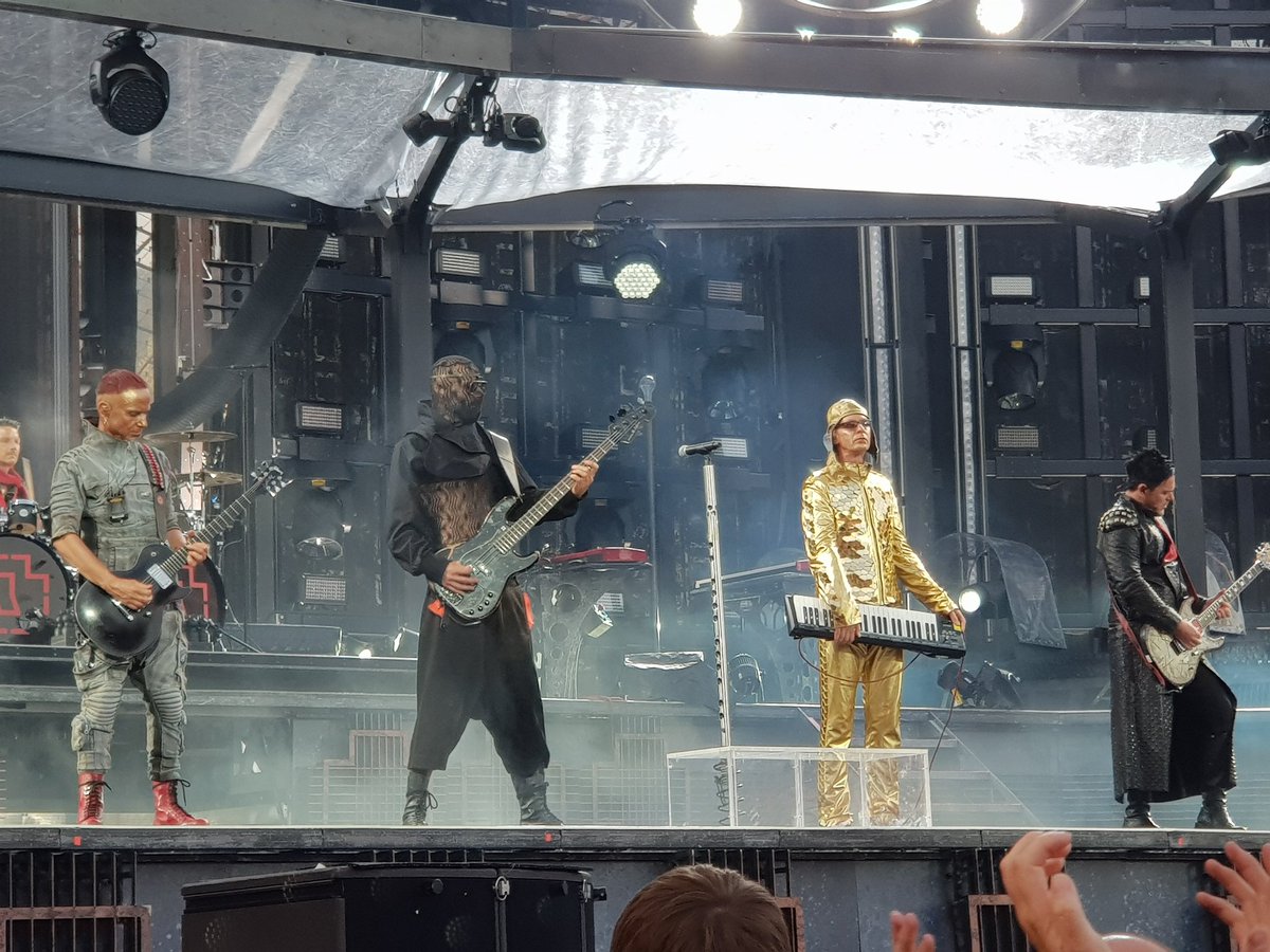DevMiney's tweet photo. Was für eine geile Show!!! @RSprachrohr Rammstein hat es einfach drauf!!! #Rammstein #Links234 https://t.co/rdTtu6LiOa