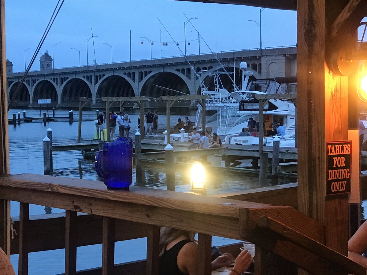TJSmithSocial's tweet photo. Yes sir! @Nicksfishhs. Nice #marylandcrabs with a spectacular view. 
.
#mybmore #baltimore #bmore #baltimorefoodie #baltimorefoodies #baltimorefoodscene #charmcity #charmcityfoodies #charmcityfoodadventures #crabs #mdcrabs https://t.co/0S8nsqJAtE