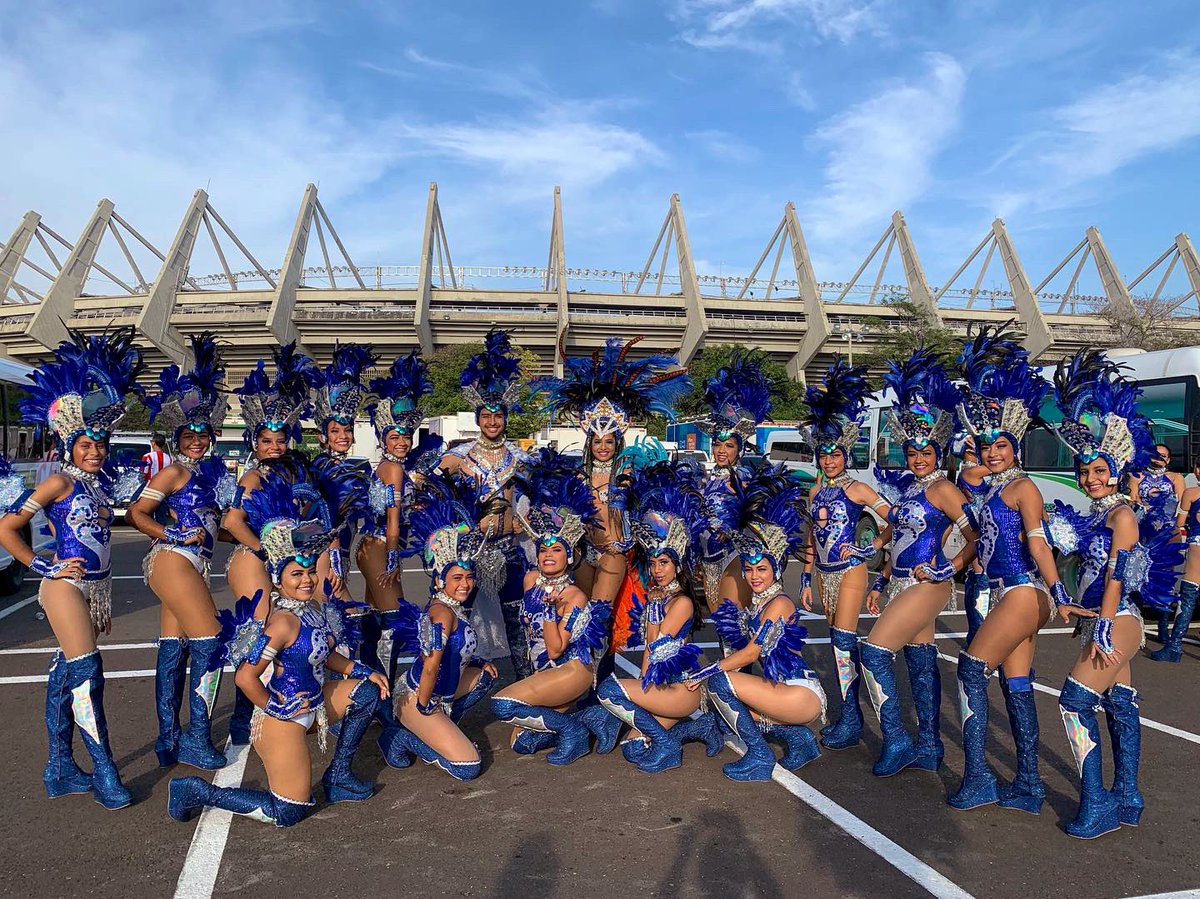 Carnaval_SA's tweet photo. ¡Porque cuando el Junior juega, se prende el Carnaval!⚽️🎉 La final del Fútbol Profesional Colombiano será una verdadera Fiesta con el #CarnavalEnElMetro 🏟🎉 pa' apoyar al equipo rojiblanco @JuniorClubSA.🦈 
#VamosJunior #QuienLoViveEsQuienLoGoza 🙌🏼 https://t.co/iPxqXlgGpn