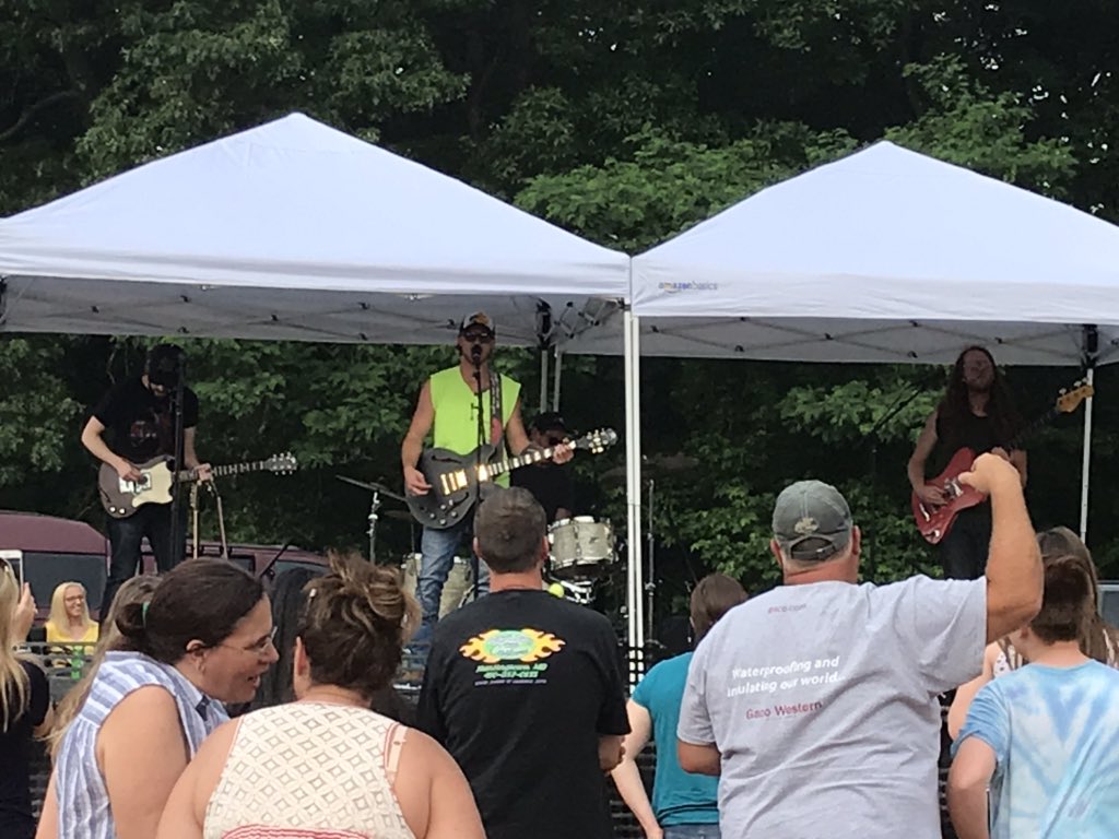 CESTigerTunes's tweet photo. Enjoying some home grown Anne Arundel County talent: Jackson Dean! Hope to see lots of live music this summer. How about you? #musicalconsumers @bchord615 #aacpsawesome @MusicAACPS https://t.co/sLY1Oqd0IO
