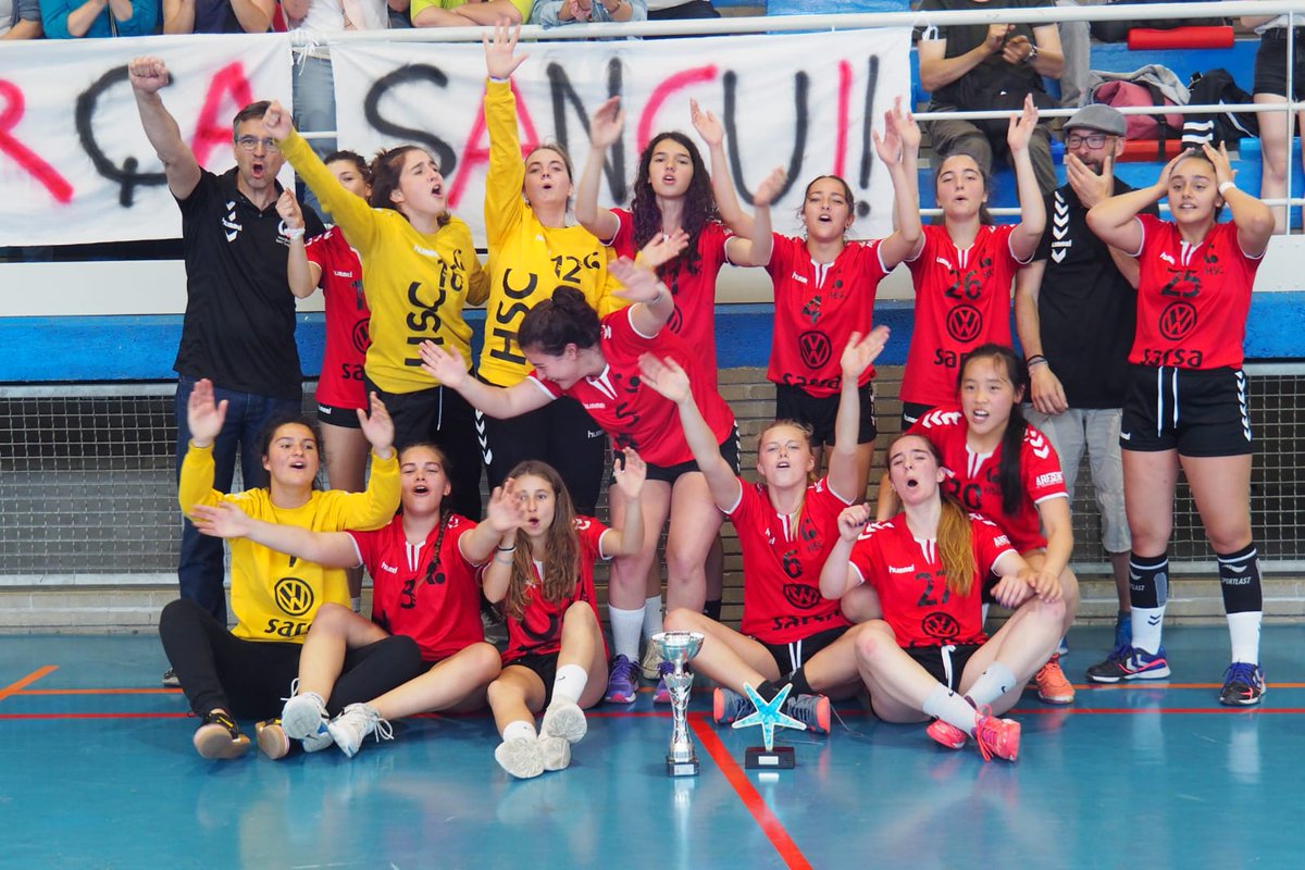 hstcugat's tweet photo. #CopaFed Juvenil femení
@CHVNG1978 13 - 14 Juvenil femení
L'equip de Marc González es proclama campió de la copa federació en una final apasionant on s'ha animat, s'ha patit i, finalment, s'ha aconseguit.
Alegria desbordada entre les santcugatenques...
Increïble!
#SantCugat #HSC https://t.co/eP8axFjt3j