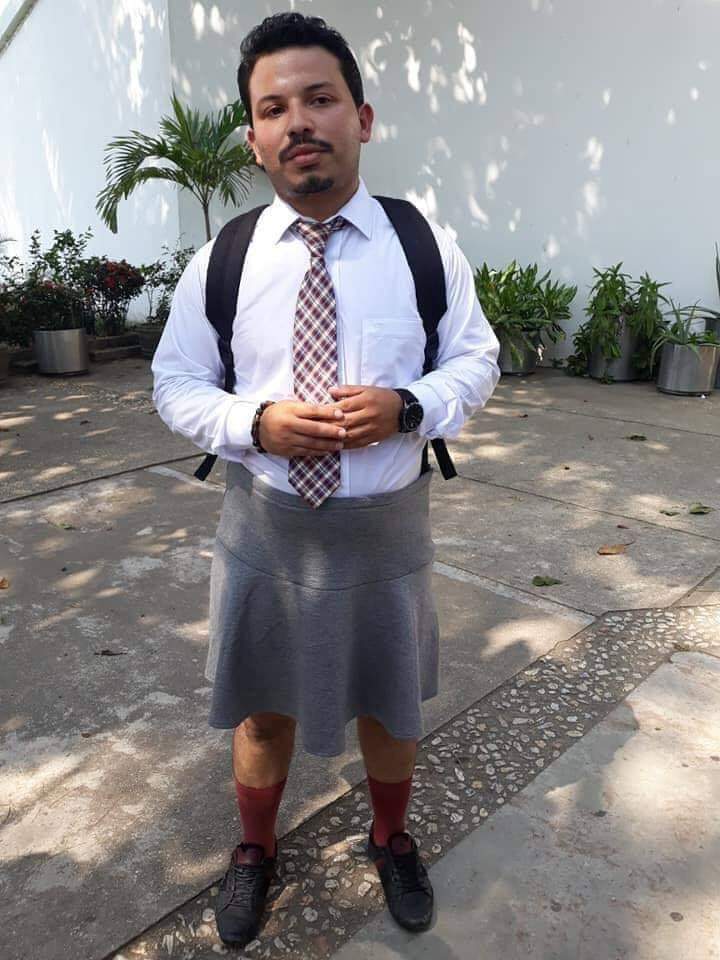 RedVer1's tweet photo. EN #Coatzacoalcos YA USAN EL UNIFORME MIXTO 

Alejandro Sotero, de 27 años, estudiante del octavo semestre de la carrera de Derecho en la Universidad Veracruzana campus Coatzacoalcos decidió usar el uniforme mixto.

https://t.co/gn2NLzrBug https://t.co/uKSJ4gmiGJ