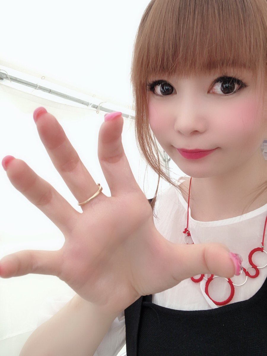 握手会という名のラメつけ会です 握手終わったら手のひらみてみてね キラキラがついていたらひとつぶにつき一年寿命伸びると思うの願うの ポケだちツアー 中川翔子 風といっしょに Scoopnest