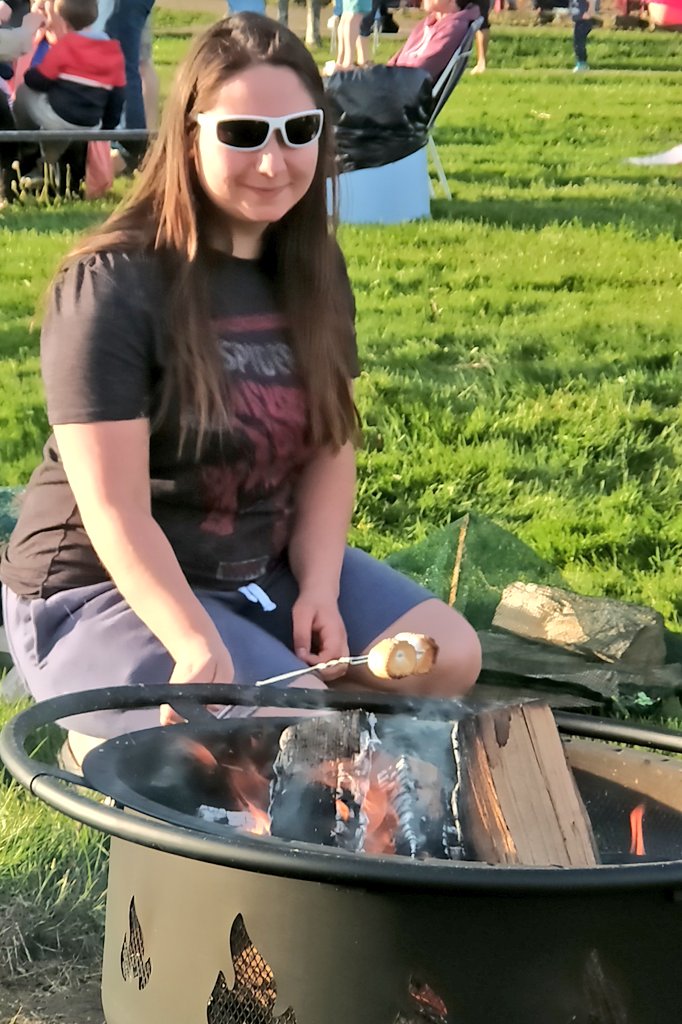 berryonline's tweet photo. A perfect ending to #NeighboursDay 2015 in #Ward6 with #Stop15 at the #CountryHillsCC and a community bonfire and s'mores! Nothing like roasting marshmallows and eating them with chocolate dipped cookies! #Yummy #LoveMyHood #SummerInTheCity #CookieComa https://t.co/VTqb7XGb5u