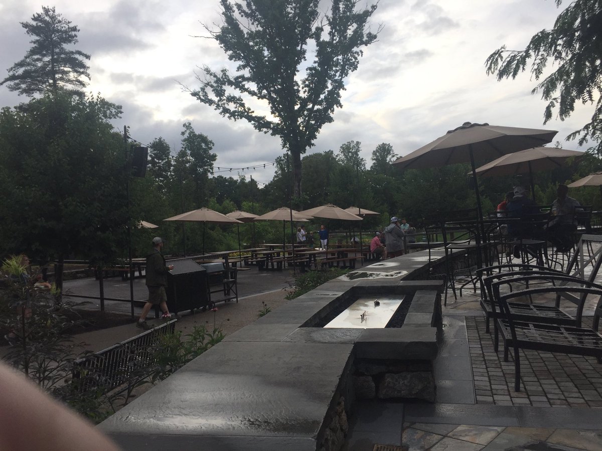 Enjoying anniversary dinner and a night of libations ⁦<a href="/SierraNevada/">Sierra Nevada Beer</a>⁩ Asheville