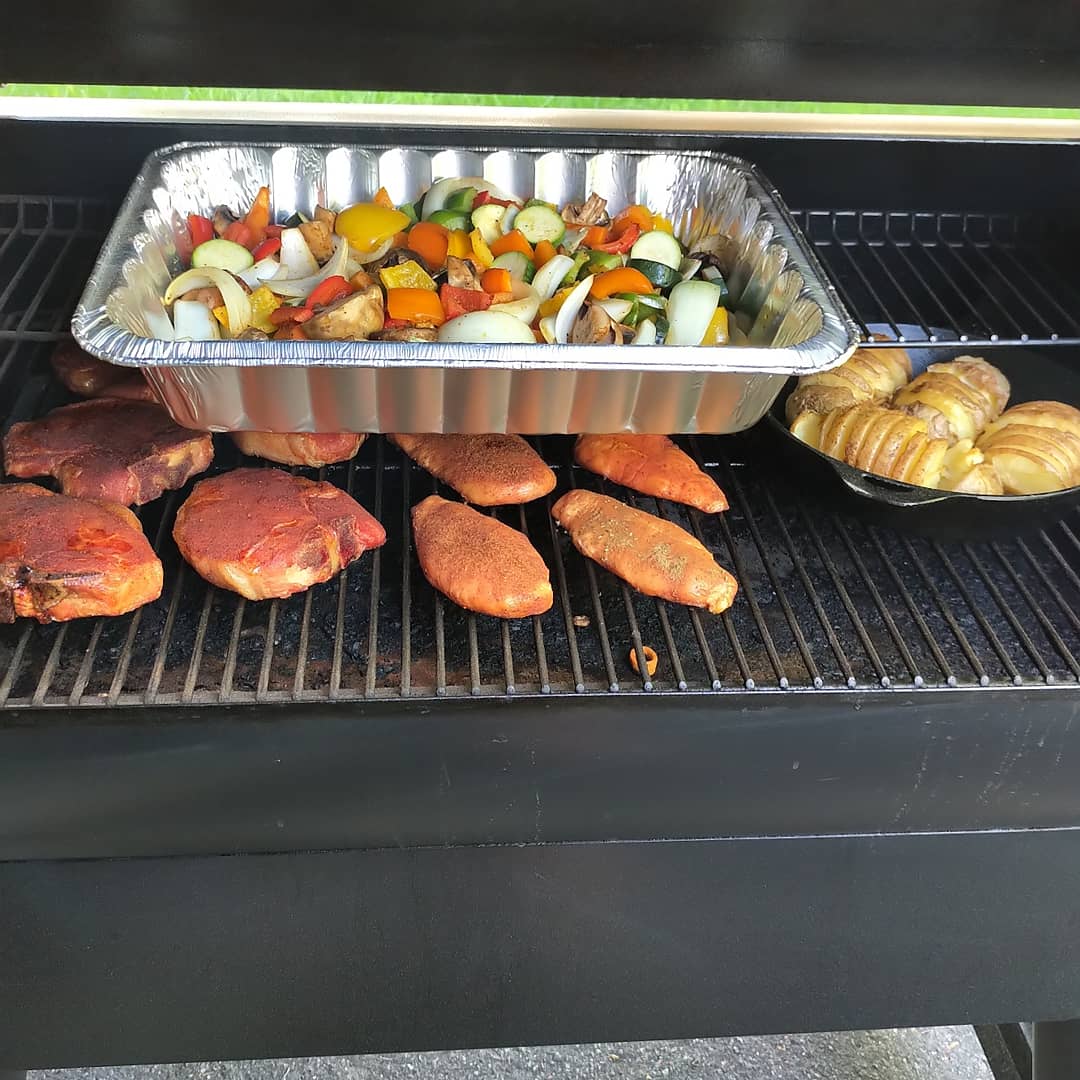 FedoraForMe's tweet photo. Dinner is served at the Cafe Front Porch! A beauty day to smoke some succulent pork chops and chicken breasts along with a skillet of hasselback potatoes and mixed vegetables on the @TraegerGrills #Pro34

#TraegerGrills #smoker #workshops #chicken #hasselbackpotatoes #Mmm https://t.co/GmsO4mIRVU